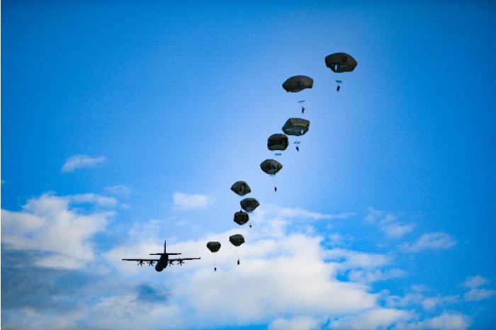 PHOTO Moldovan, American soldiers performed jumps at Swift Response-2024