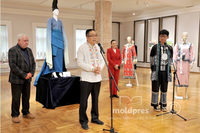 ФОТО/ В Музее истории открылась выставка, посвященная китайской одежде