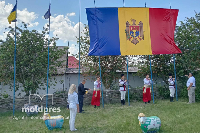 FOTO Record naţional ucrainean: Cel mai mare Drapel al Republicii Moldova în Ucraina este arborat în regiunea Odesa