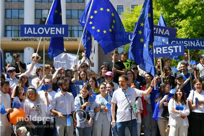 FOTO Mai mulţi tineri au participat la  un marș de susținere a parcursului european al Republicii Moldova