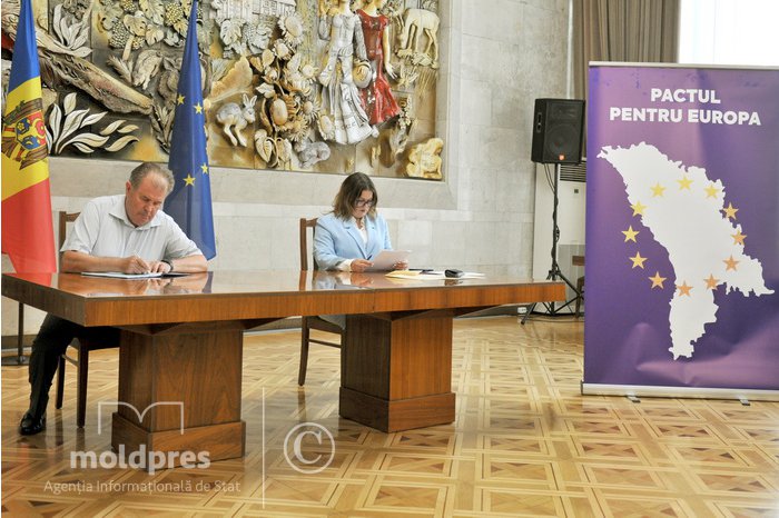 Deputaţi ai primului Parlament şi academicieni din Republica Moldova au semnat Pactul „Pentru Europa”