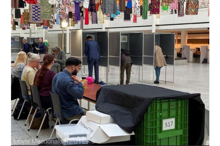 În Olanda s-au deschis secţiile de votare, primele din UE pentru alegerile europarlamentare