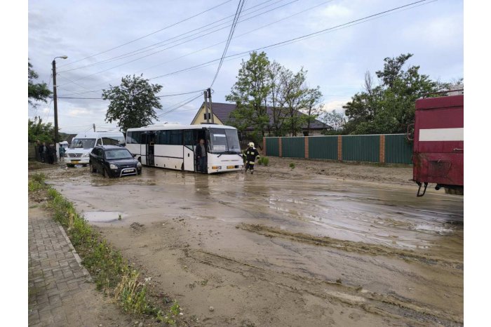 FOTO Ploile au făcut ravagii în sudul țării: Un autocar de rută, blocat pe drum