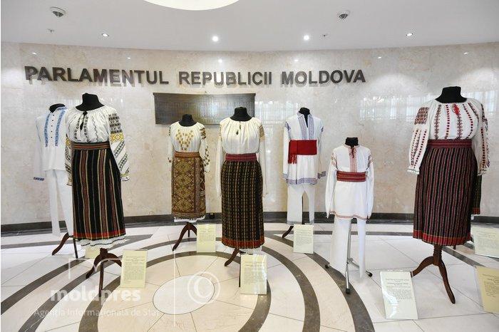 ФОТО/ В парламенте проводится выставка традиционной одежды и ремесленных изделий