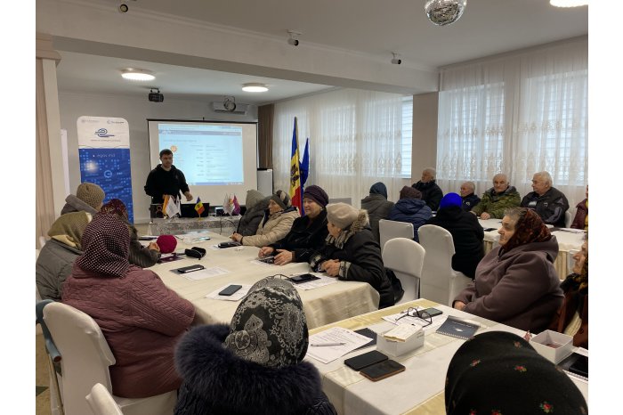 Более 100 пожилых людей севера Молдовы научились пользоваться онлайн госуслугами