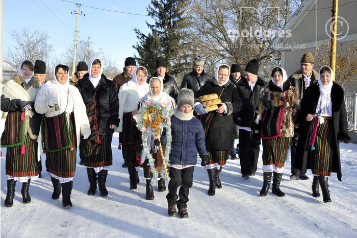 Creștinii ortodocși sărbătoresc Ajunul Crăciunului pe stil nou. Tradiții și obiceiuri respectate în localități din Republica Moldova