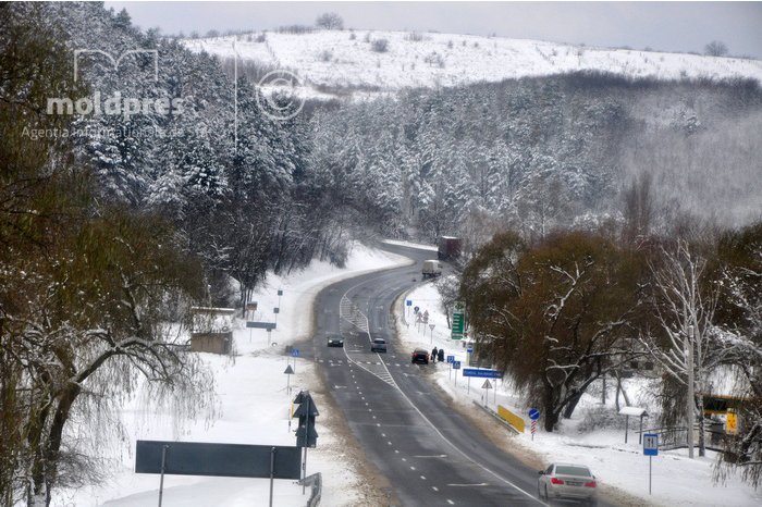 Drumarii vor monitoriza continuu traseele naţionale, în condiţiile avertizării meteorologice de frig şi gheţuş pentru acest weekend