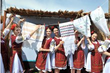 Tradition of towel weaved by hand preserved, maintained in Selemet settlement, Cimislia district'