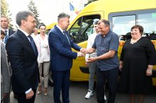 Handover ceremony of new minibuses for Moldovan students, purchased by Ministry of Education and Research with Romania's support '